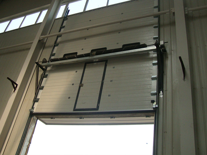 What are the advantages of lifting doors for industries such as distribution cen